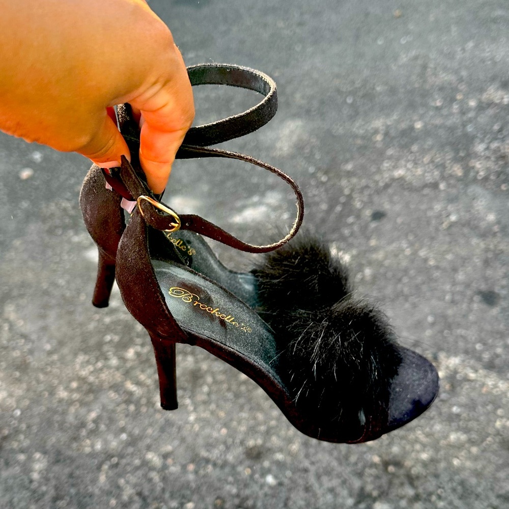 Breckelle’s PomPom heels